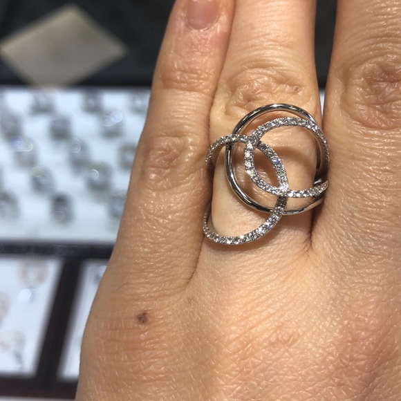 Beautiful diamond ring new! - Picture 3 of 4